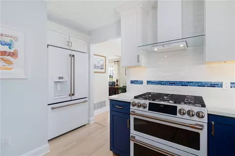 Kitchen - 22 Beech Tree Pl, South Kingstown, RI 02879 photo 4 of 5