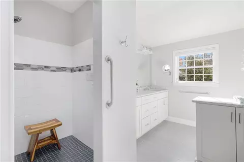 Bath - 22 Beech Tree Pl, South Kingstown, RI 02879 photo 2 of 4