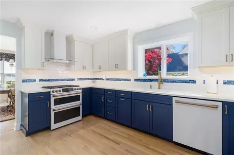 Kitchen - 22 Beech Tree Pl, South Kingstown, RI 02879 photo 1 of 5