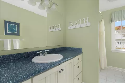 Bath - 22 Beech Tree Pl, South Kingstown, RI 02879 photo 3 of 4