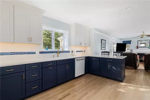 Kitchen - 22 Beech Tree Pl, South Kingstown, RI 02879 photo 2 of 5
