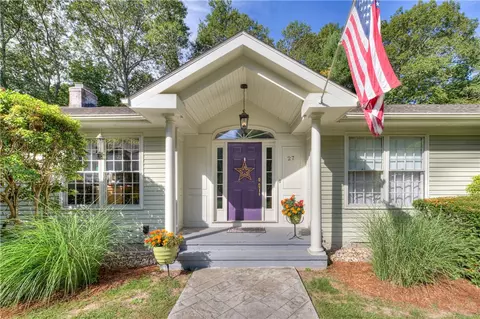 27 Mayflower Dr, East Greenwich, RI 02818