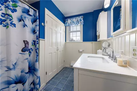 Bath - 233 Palace Ave, Warwick, RI 02886 photo 3 of 3