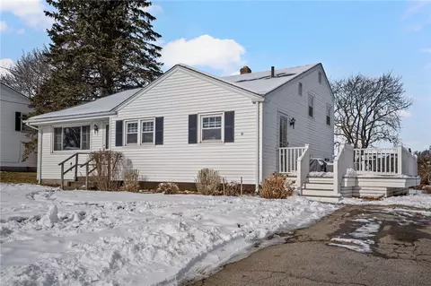 35 Squantum Dr, Middletown, RI 02842