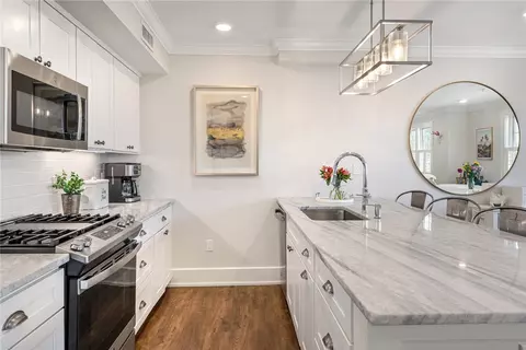 20 E Bowery St #2A, Newport, RI 02840