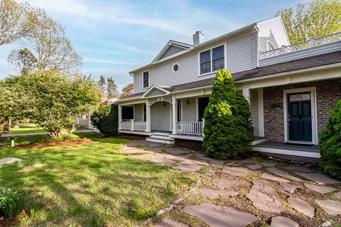 28 Palm Beach Ave, Narragansett, RI 02882