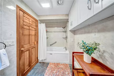 Bath - 3945 Post Rd, Warwick, RI 02886 photo 2 of 7