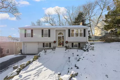 26 Smith St, Lincoln, RI 02865