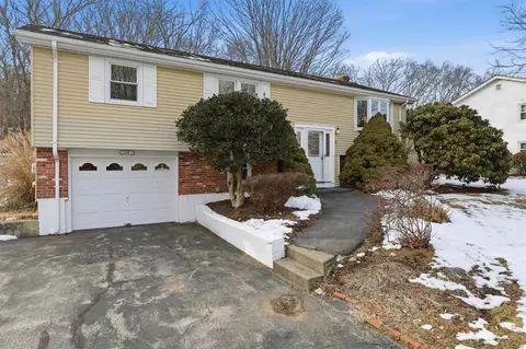 7 Hidden Valley Ln, Lincoln, RI 02865