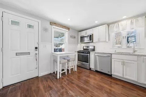 Entry Way - 11 Midway Dr, Warwick, RI 02886 photo 2 of 3