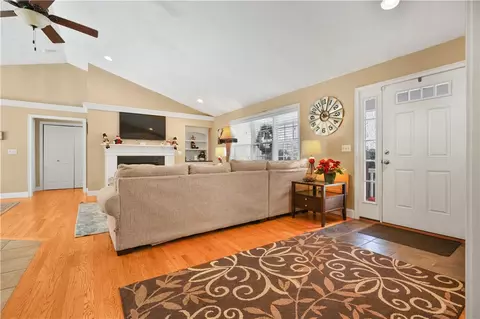 Entry Way - 263 Plain St, Rehoboth, MA 02769 photo 2 of 8