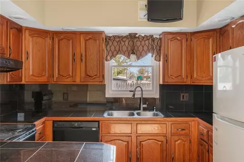 Kitchen - 2 Overbrook Ave, Warwick, RI 02889 photo 4 of 4