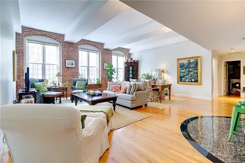 2 School St #409, Lincoln, RI 02865