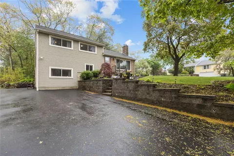 99 Peachtree Rd, North Kingstown, RI 02852