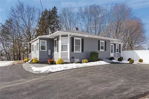 2 Fairgreen Dr, West Warwick, RI 02893