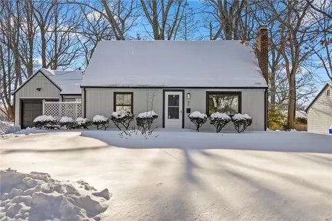 47 Bretton Woods Dr, Cranston, RI 02920