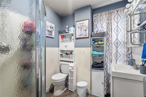 Bath - 610 Walnut St, Fall River, MA 02720 photo 1 of 1