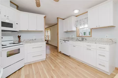 21 Nightingale Ln, Tiverton, RI 02878