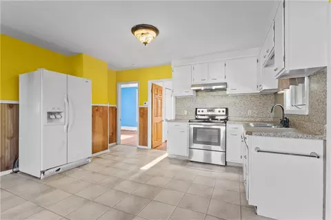 147 Warwick St, Woonsocket, RI 02895 photo 3
