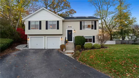 27 Great Oak Dr, Warwick, RI 02886