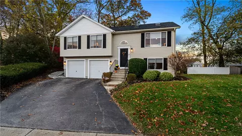 27 Great Oak Dr, Warwick, RI 02886 photo 2