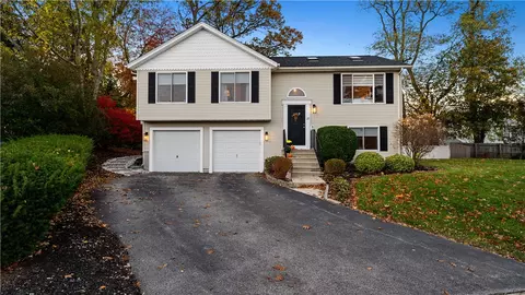 27 Great Oak Dr, Warwick, RI 02886 photo 4