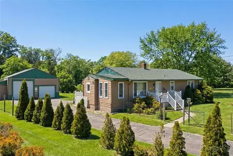 16 Oak St, Ashaway, RI 02804