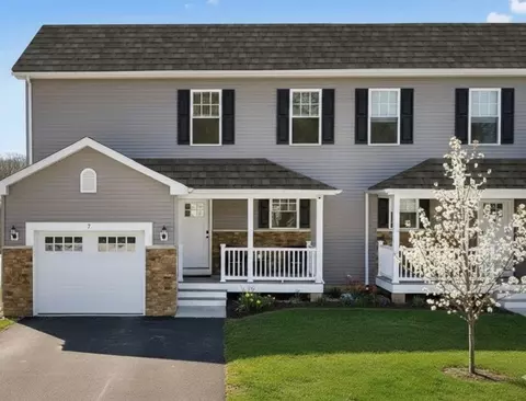 7 Sydney Rose Ct, Johnston, RI 02919