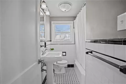 Bath - 44 Westbrook Rd, Warwick, RI 02886 photo 2 of 2