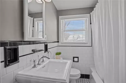 Bath - 44 Westbrook Rd, Warwick, RI 02886 photo 1 of 2