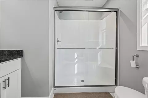 Bath - 165 Graystone St, Warwick, RI 02886 photo 2 of 3