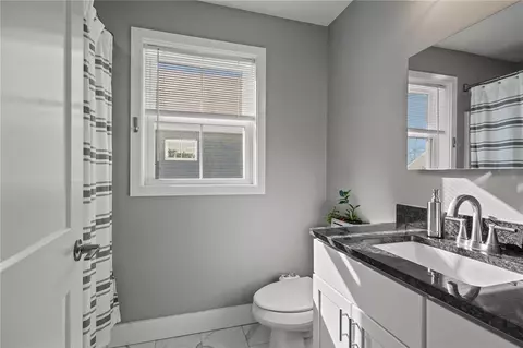 Bath - 165 Graystone St, Warwick, RI 02886 photo 3 of 3