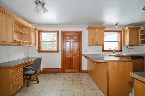 Kitchen - 29 Forest Rd, Bristol, RI 02809 photo 4 of 6