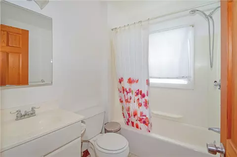 Bath - 29 Forest Rd, Bristol, RI 02809 photo 2 of 3