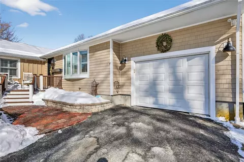 92 Locust St, Portsmouth, RI 02871