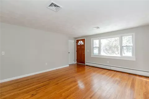 Living - 266 Vineyard Rd, Warwick, RI 02889 photo 2 of 3