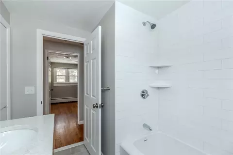 Bath - 266 Vineyard Rd, Warwick, RI 02889 photo 2 of 3