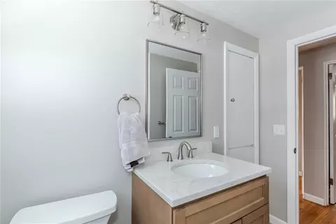 Bath - 266 Vineyard Rd, Warwick, RI 02889 photo 3 of 3
