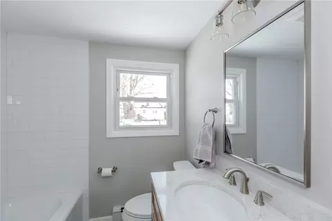 Bath - 266 Vineyard Rd, Warwick, RI 02889 photo 1 of 3