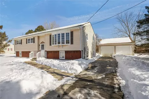 11 Barton Ln, Middletown, RI 02842