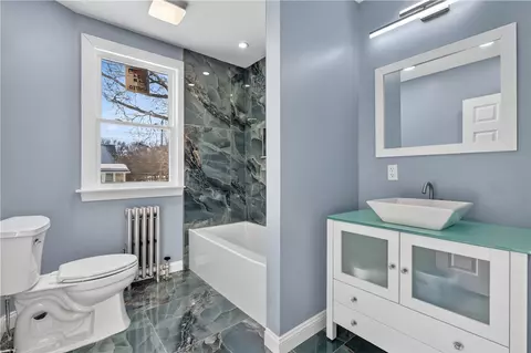 Bath - 211 Pinnery Ave, Warwick, RI 02886 photo 1 of 3
