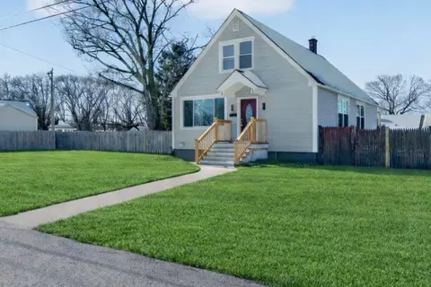 211 Pinnery Ave, Warwick, RI 02886