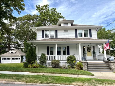 28 Spruce St, Westerly, RI 02891