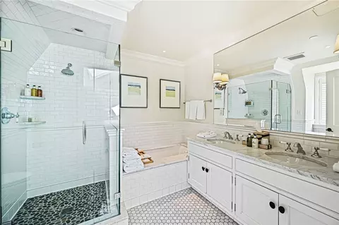 Bath - 1 Bluff Ave #4-1, Westerly, RI 02891 photo 1 of 2