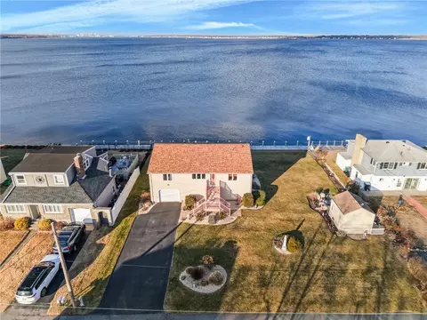 240 Shawomet Ave, Warwick, RI 02889
