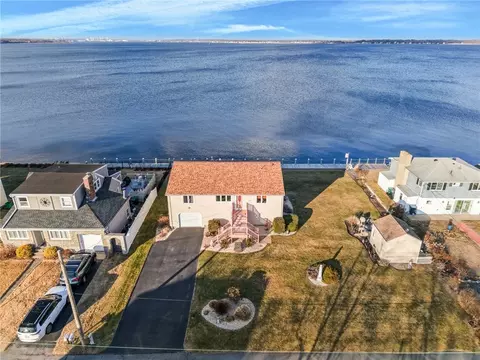 240 Shawomet Ave, Warwick, RI 02889