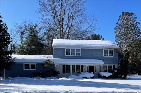 1 Grancera Dr, Hope Valley, RI 02832