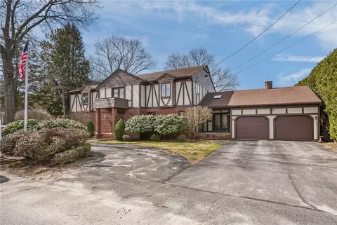 82 Mountain Laurel Dr, Cranston, RI 02920