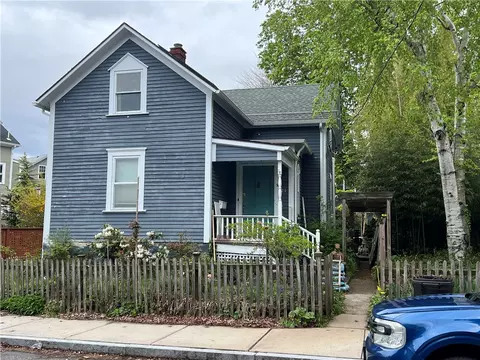 21 Clinton Ave, Newport, RI 02840