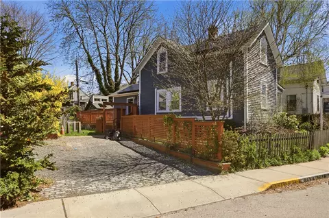 21 Clinton Ave, Newport, RI 02840
